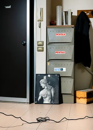 Nel quasi invisibile artwork